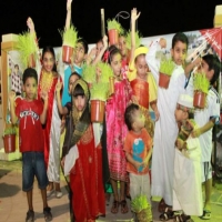 اطفال يحتفلون بالحية بية على ساحل قلعة عراد