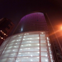 برج كانو يكتسي باللون البنفسجي بمناسبة اليوم العالمي للسرطان