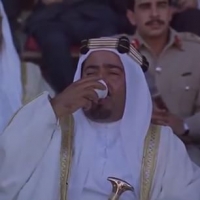 الشيخ عيسى بن سلمان ال خليفة اميرنا الراحل يشرب قهوة