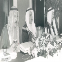 الشيخ خالد بن احمد وزير الديوان الملكي خلال مشاركتة في احدى الندوات الثقافية