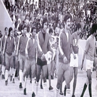 لحظة دخول لاعبي المنتخب البحرين للقاء ايران في البحرين عام 1974م