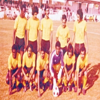 الفريق الاول بنادي النسور خلال زيارتة لدولة قطر 1975م