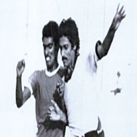 مهاجم النسور محمد صالح و مدافع البحرين عبدالله بدر عام 1976م