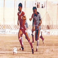 مهاجم المحرق احمد صالح الدخيل و مدافع الرفاع علي سعيد عام 1978م
