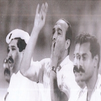 المدرب المصري احمد رفعت يوحه لاعبي النجمة خلال احدى المباريات عام 1988م