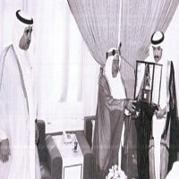 الامير الراحل يتسلم هدية من رئيس نادي الرفاع الشيخ عبدالله بن عيسى بن راشد ال خليفة عام 1994م