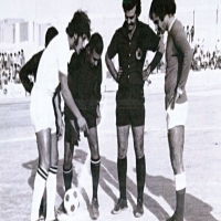 اجراء القرعة بين ابراهيم الانصاري و نظير الدرازي قبل انطلاق مباراة البحرين و النسور عام 1975م