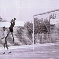 المهاجم خليفة بن سلمان بن احمد و الحارس فيصل الطريجي خلال مباراة البحرين و الكويت عام 1969م
