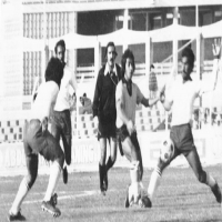فاروق محمد صالح مشتركا مع عبدالجليل عبدالله ويبدو الحكم الدولي ابراهيم الدوي واللاعب محمد صالح خلال مباراة العربي و النسور عام 1977م.