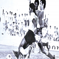 مبارك طاهر مدافع البحرين يحاول ايقاف مهاجم النسور فيصل عبدالكريم عام 1976م