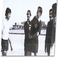 الحكم الدولي عبدالغفار العلوي يجري قرعة مباراة المحرق و النسور بحضور حسن عجلان و حسن زليخ عام 1974م