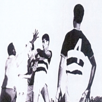 الممثل عبدالله وليد يذود عن مرماه في مباراة النسور و الترسانة عام 1965م