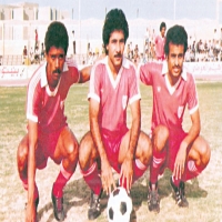 محمد الزياني و احمد صالح الدخيل و غازي الماجد في صورة تذكارية قبل مباراة المحرق و توتنهام عام 1977م