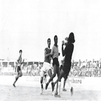 جمعة بشير يحجز الكرة عن المهاجم احمد بن سالمين في لقاء المحرق و النسور عام 1973م