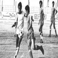 مهاجم المحرق حمد شريدة و مدافع الاهلي يوسف محمد عام 1978م