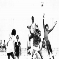 المدافع الصلب جمعة بشير في مباراة الاهلي و البحرين عام 1981م