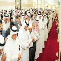 البحرينيون يؤدون صلاة الميت على عبدالله ناس