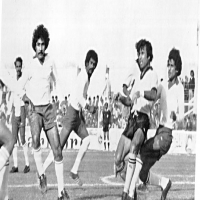 حسن زليخ وسط لاعبي العربي عام 1976م