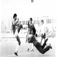 وحيد خلف يمسك الكرة في مباراة منتخب الاهلي و الوحدة و فريق توتنهام الانجليزي عام 1980م
