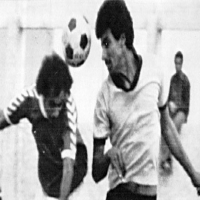 خضير عبدالنبي مدافع النسور و يوسف الرفاعي مهاجم المحرق عام 1977 