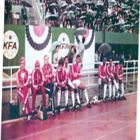 الطاقم التدريبي و الطبي و لاعبي منتخب البحرين خلال بطولة كأس رئيس كوريا عام 1977م