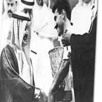 الشيخ علي بن خليفة ال خليفة يسلم نوح نجف الميدالية الذهبية بمناسبة فوز المنامة بكأس الاتحاد عام 1991م
