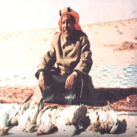 الامير الراحل الشيخ عيسى بن سلمان ال خليفة في جلسة في الصحراء