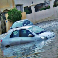 سيارة تغرق في مياة الامطار