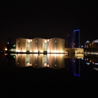 متحف البحرين الوطني مضاء ليلا