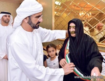 محمد بن راشد يمنح ام الشهيد طارق الشحي وشاح محمد بن راشد تزامنا مع يوم الام