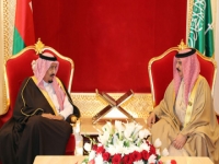 الملك يستقبل الملك سلمان بن عبدالعزيز